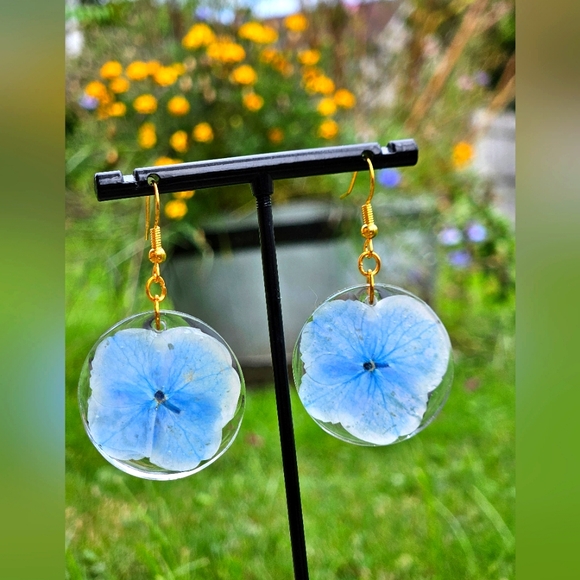 Gorgeous Hydrangea Flower Earrings - Picture 1 of 2